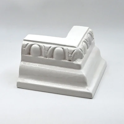 Угол плинтуса широкий